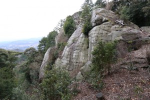 岩尾山息障寺の磨崖仏の岩