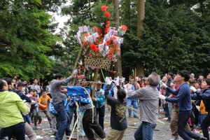 瀧樹神社のケンケトの花奪（ハナバイ）